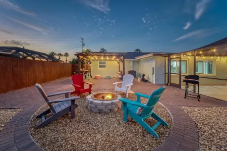 Winter Gem -Free Heated Pool -3B-2Br King-Q-2Twin-SB -Patio-Cozy Fire Pit-BBQ