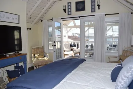 Sunny Claire-Beautiful Downtown Cottage w/Hot Tub