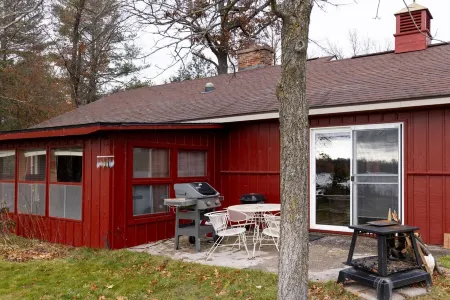 Relaxing cabin on Beaver Lake,  by Namekagon River and close to Hayward