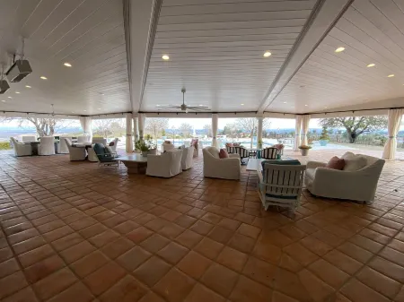 6 bed 3 bath house surrounded by 9 acres of vines w/pool, jacuzzi, & fire pit. Отели рядом с достопримечательностью «Studios on the Park»