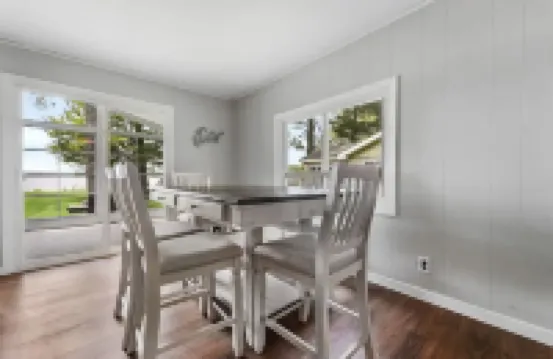 Cozy private lakefront cottage, pet-friendly, short drive to Traverse City