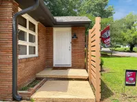 3 min drive to T-town! Big Al Blow Up, 5 TVs, Grill, 2 Living Rms, Bkyd & Patio