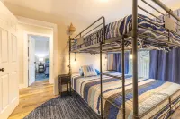 Modern Lakeside Chalet - Large Deck - Pontoon Rentals - BBQ Grill - Boat Slip