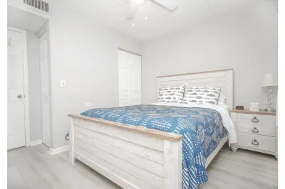 2 Bedroom 2 Bath Condo steps to Beach (880-1108)