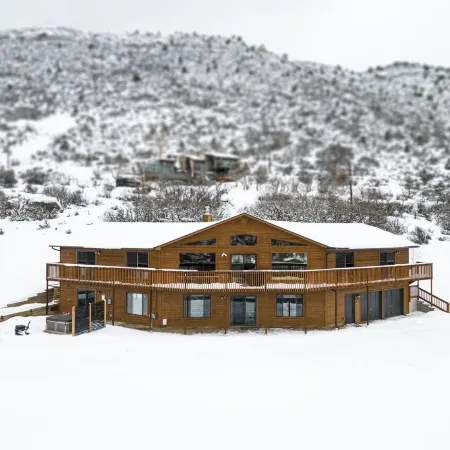 Gorgeous Retreat with Mountain Views, Open Living, Game Room, Hot Tub