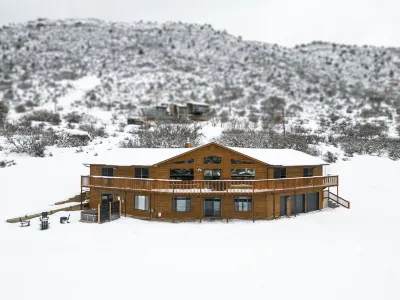 Gorgeous Retreat with Mountain Views, Open Living, Bunk Room, Game Room, Hot Tub