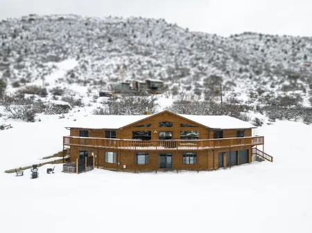 Gorgeous Retreat with Mountain Views, Open Living, Bunk Room, Game Room, Hot Tub Отели рядом с достопримечательностью «The Hideout at Glenwood Springs»