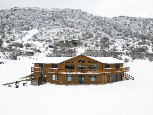 Gorgeous Retreat with Mountain Views, Open Living, Game Room, Hot Tub