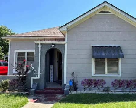 Stay in Our Quaint Cottage Retreat for a Memorable Escape! Hotels in Duncan