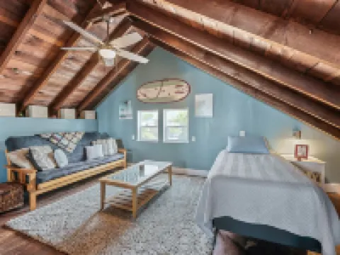 OCEANFRONT Sunset Cabin with stunning ocean views & staircase to the beach! Hotels in Harbor