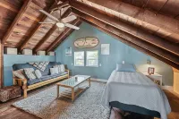 OCEANFRONT Sunset Cabin with stunning ocean views & staircase to the beach!