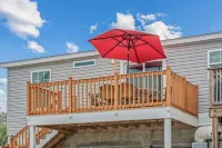 Coastal Cottage w/ Pickleball and Outdoor Oasis 2 mi to Beach - balcony