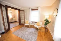 The Stallis Palace: Large 3BR House Hotels in West Allis