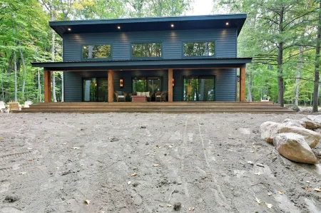 Stylish Signature Lodge, nestled in the Forest, with Teal Lake views Отели в г. Сойер