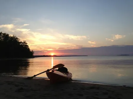 Cabin on AuTrain River a few blocks from Lk Superior, 10 mi from Munising
