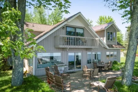 Lavish Lakehouse - Steps to Water-Kayaks, Dock & Boat Hoist, BBQ-Boaters Welcome