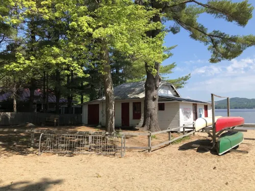 The Chalet - Family-Friendly Waterfront Vacation Home on Crystal Lake فنادق في Harrison