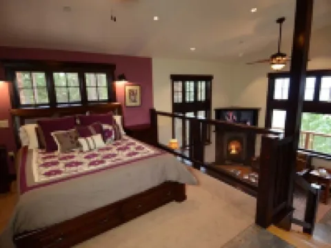 Custom Cottage, Fireplace, Views, A/C, Private Deck, Central to Yosemite Park