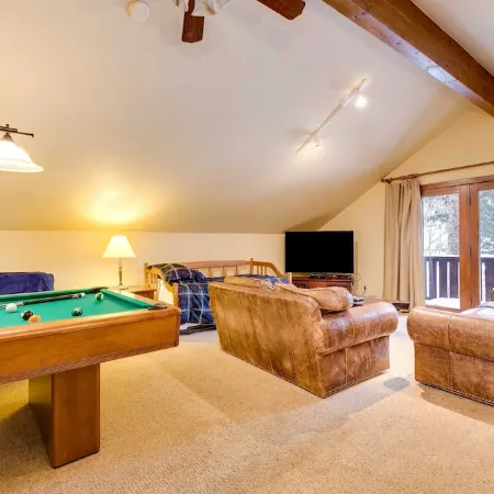 Steps from Four O Clock Run, Spacious and Charming  Ski-In/Ski-Out Retreat