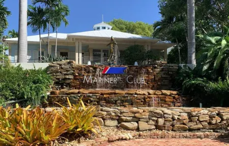 Mariners Club Oceanfront Condo, Water views from every room, Tennis & Pickleball Отели рядом с достопримечательностью «Dolphins Plus - Key Largo»