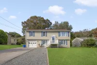Beautiful 6 bed, 2-1/2 bath house with A/C throughout - Walk to the Beach! Отели рядом с достопримечательностью «Университет Род-Айленд Бэй Кампус»