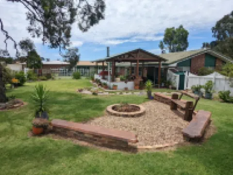 A perfect base for your southern downs getaway โรงแรมในวอริก