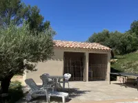 Charming country house in the Provencal countryside among vineyards and olive trees Hotele w: Cotignac