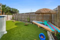 Private Pool and Hot Tub, Steps to beach, Pet Friendly with fenced in yard!