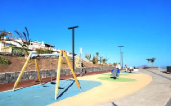 Blue Sky Home, Amarilla Golf