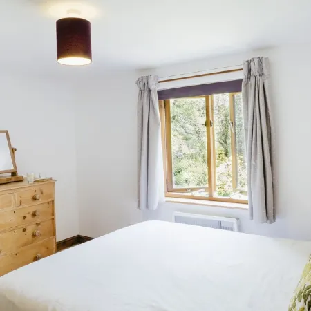 Contemporary Cottage Retreat in Secluded Valley Near Sea. Sleeps 8