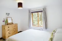 Contemporary Cottage Retreat in Secluded Valley Near Sea. Sleeps 8