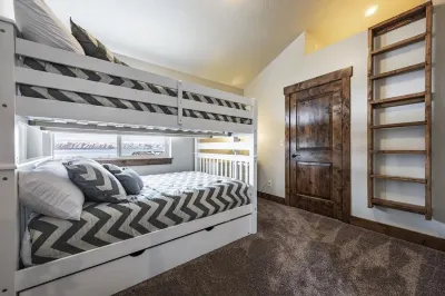 Luxury Lakeview House with Hot Tub, Pools, Pickleball, b-Ball and Private Beach! Hotels near Bear Lake