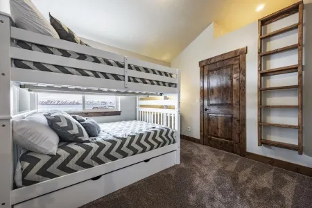 Luxury Lakeview House with Hot Tub, Pools, Pickleball, b-Ball and Private Beach!