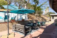 Winemakers Home🍷 Mid-Century Modern😎Pool⛱Walk to Downtown Paso!