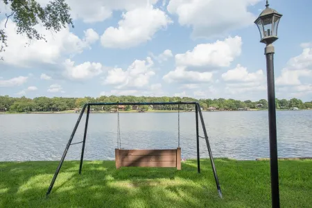 Beautiful Cabin for Two on Cedar Creek Lake