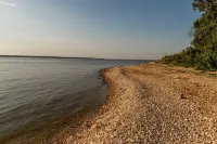 POPULAR Cozy Lake Texoma Cabin with Hot Tub - 1/2 Mile to Lake, Pet Friendly