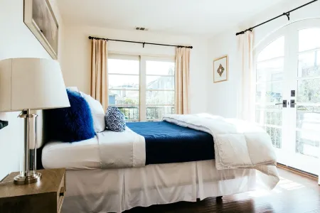 Gorgeous Spanish-style Home with Stunning Ocean Views. New Stil™ jacuzzi! Отели рядом с достопримечательностью «Шерман Лайбрари & Гарденс»