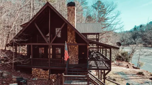 River Rock Mountain Chalet on Coosawattee River / HotTub / Fire-Pit / Riverside