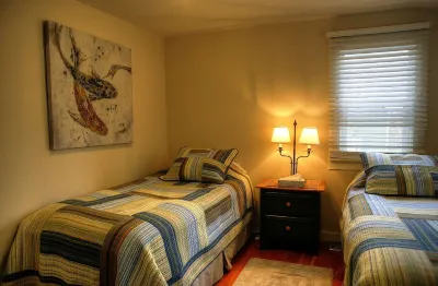 Charming Cottage by the Lake - Family & Pet Friendly - Fort Grounds Neighborhood