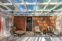 Prime Location, Private Loft Apartment. Well-Appointed for Comfort & Convenience