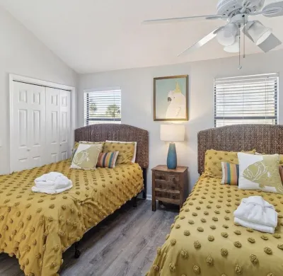 Cozy Island Escape! St. Simons Townhome- Feed the turtles from your Balcony