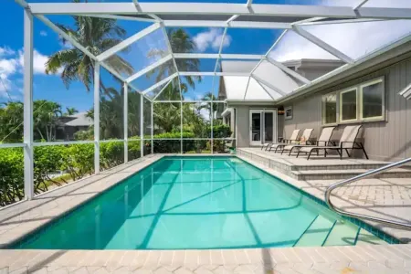 New!Waterfront Pool+Cabana+GameRoom AmazingViews Отели рядом с достопримечательностью «Hideaway Beach»