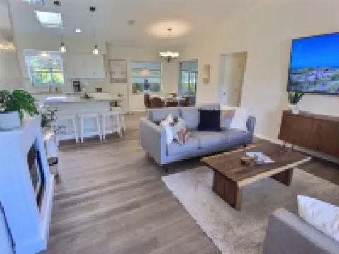 Stunning 2Br/2Ba Pool Home Near Beaches