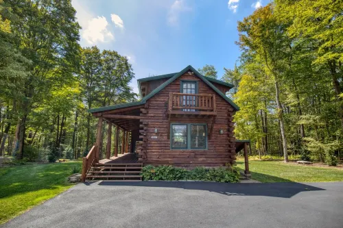 Charming Ski In/Ski Out Log Cabin at Hidden Valley