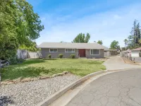Fresno House| Air Hockey| Private Parking|4/2:Wow! Hotels near Deran Koligian Stadium