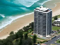 โกลเดน แซนด์ ออน เดอะ บีช โรงแรมในMain Beach