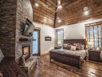 Lusa Nita Retreat – Luxe Lodge w/ Hot Tub, Sauna & Stunning Outdoor Living! Hotels in Broken Bow