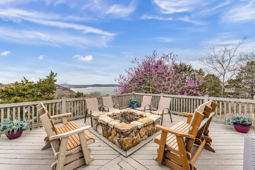 Spacious Lake-View Home + Cottage, Family Getaway Near Branson, Boat Parking Hotels in Ruth B Rural Township