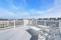 2 blocks 2 Beach, Linens+towels Included, OutdoorTV, Parking, Coffee Included