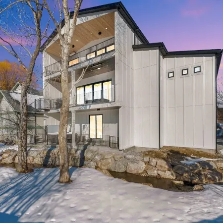 Creekside Cabin: Redlight, Yoga Studio, Sauna, & Cold Plunge; 10-min to skiing